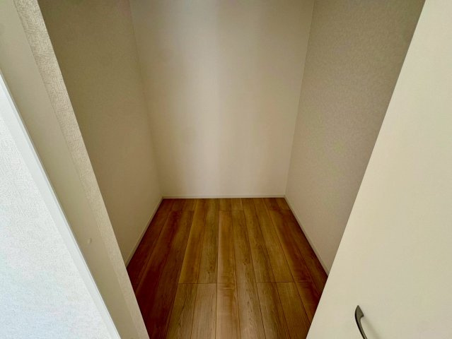 クレイドルガーデン南城市佐敷佐敷 第1・1号棟の収納|２階主寝室6.7帖に設置された、季節物の入れ替えが楽々なWIC2帖