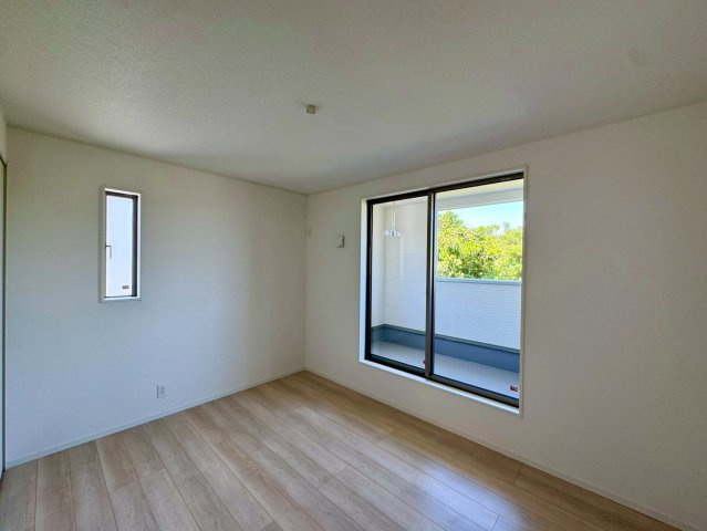 クレイドルガーデン南城市佐敷佐敷 第1・1号棟の洋室|二面採光の２階洋室6.5帖・バルコニー出入口付き