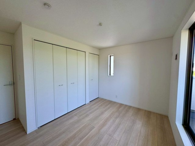 クレイドルガーデン南城市佐敷佐敷 第1・1号棟の洋室|二面採光の２階洋室6.5帖・クローゼット収納×２