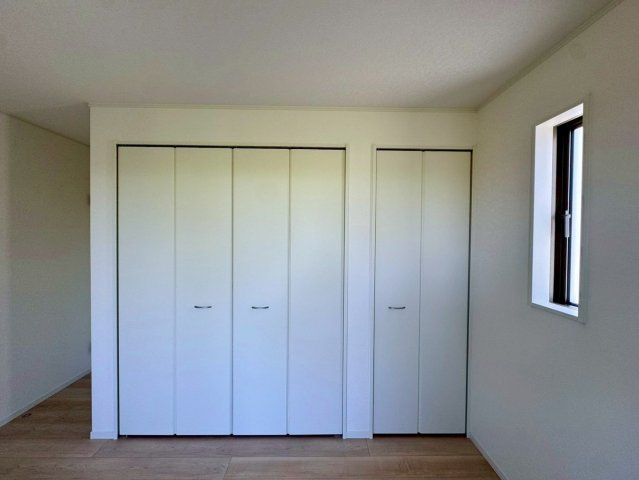 クレイドルガーデン南城市佐敷佐敷 第1・1号棟の収納|２階洋室6.5帖に設置されたクローゼット収納×２