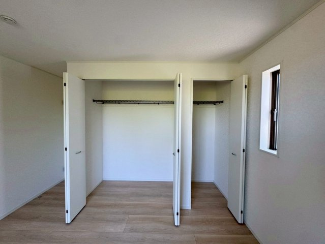 クレイドルガーデン南城市佐敷佐敷 第1・1号棟の収納|２階洋室6.5帖に設置されたクローゼット収納×２