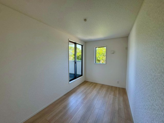 クレイドルガーデン南城市佐敷佐敷 第1・1号棟の洋室|二面採光の２階洋室6.3帖・バルコニー出入口付き