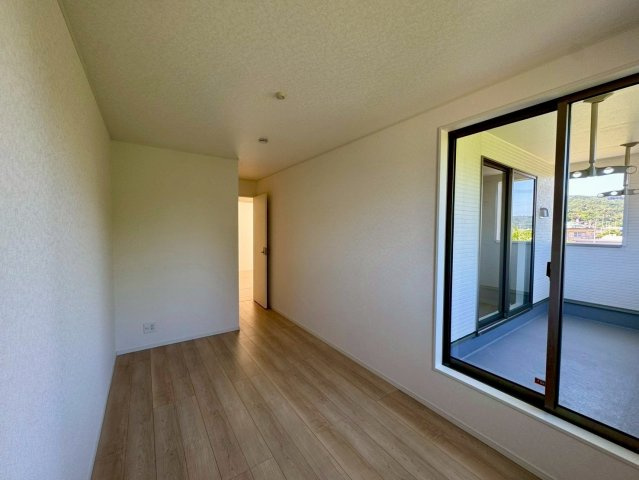 クレイドルガーデン南城市佐敷佐敷 第1・1号棟の洋室|二面採光の２階洋室6.3帖・バルコニー出入口付き＋WIC1.1帖