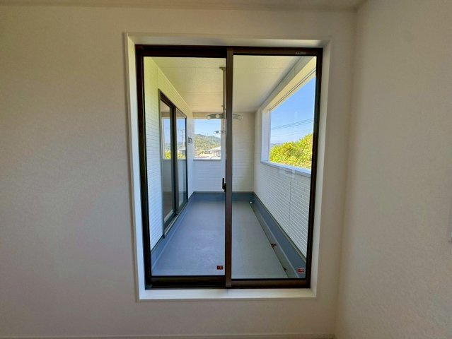 クレイドルガーデン南城市佐敷佐敷 第1・1号棟のバルコニー|２階洋室6.3帖・二面バルコニー出入口付き