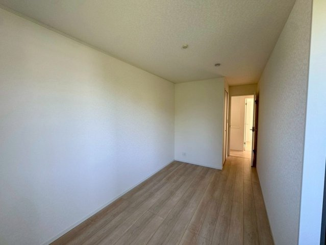 クレイドルガーデン南城市佐敷佐敷 第1・1号棟の洋室|２階洋室6.3帖＋WIC1.1帖