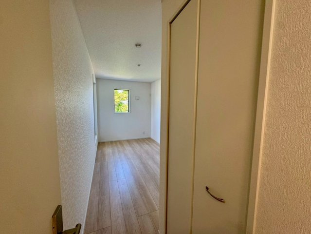 クレイドルガーデン南城市佐敷佐敷 第1・1号棟の洋室|２階洋室6.3帖入口側に設置されたWIC1.1帖