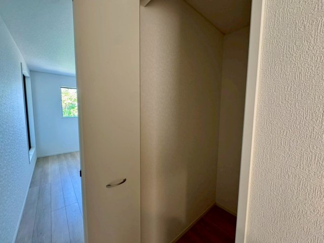 クレイドルガーデン南城市佐敷佐敷 第1・1号棟の収納|２階洋室6.3帖に設置された、季節物の入れ替えが楽々なWIC1.1帖