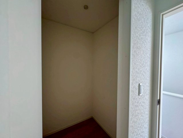 クレイドルガーデン南城市佐敷佐敷 第1・1号棟の収納|２階洋室6.3帖に設置された、季節物の入れ替えが楽々なWIC1.1帖