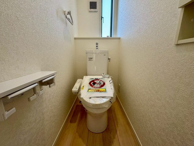 クレイドルガーデン南城市佐敷佐敷 第1・1号棟のトイレ|２階トイレ・換気窓＆収納棚付き／温水洗浄便座