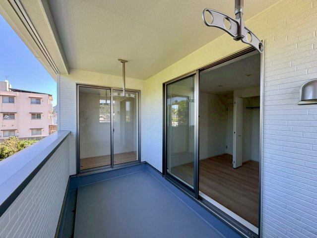 クレイドルガーデン南城市佐敷佐敷 第1・1号棟のバルコニー|急な雨も安心♪様々な用途に使える広々二面ルーフバルコニー