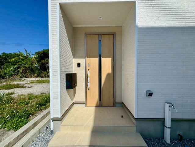 クレイドルガーデン南城市佐敷佐敷 第1・1号棟の玄関|屋根付きで置き配スペースも確保できる玄関ポーチ／人感センサー付き玄関灯・TVモニター付きインターフォン・防犯カメラ◎