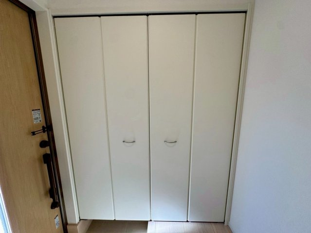 クレイドルガーデン南城市佐敷佐敷 第1・1号棟の収納|可動式棚付きで収納力抜群の天井高シューズクローゼット