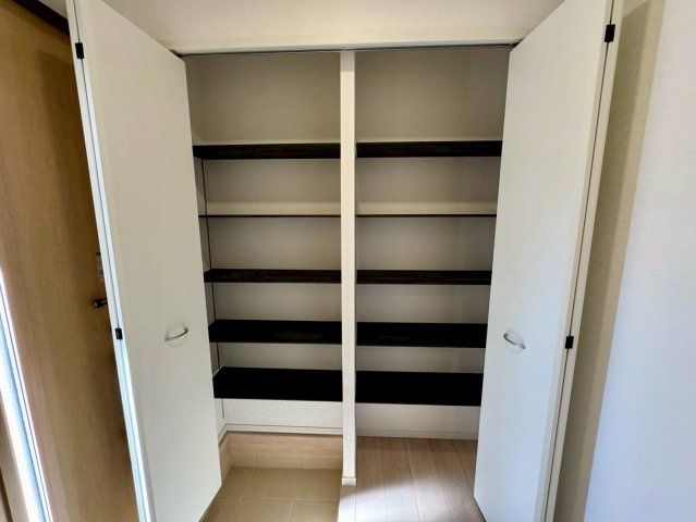 クレイドルガーデン南城市佐敷佐敷 第1・1号棟の収納|可動式棚付きで収納力抜群の天井高シューズクローゼット