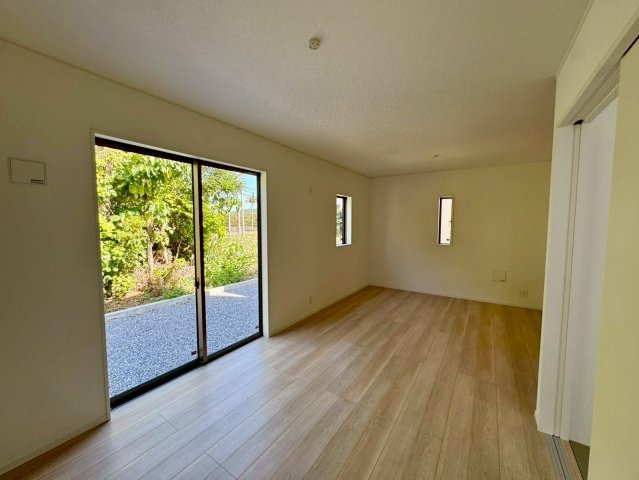 クレイドルガーデン南城市佐敷佐敷 第1・1号棟の居間・リビング|二面採光で明るく広々としたLDK15帖