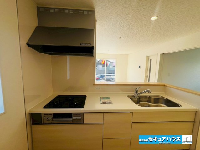 【本日ご案内可能】みよし市三好町　全2棟のキッチン|【キッチン】
◆同時にたくさんの料理が調理できる3口コンロ。「焼く・蒸す・煮る」の工程を同時進行で進めることができるので、料理を素早く作ることができます。育児でバタバタ忙しいママに嬉しい♪　　　　　　