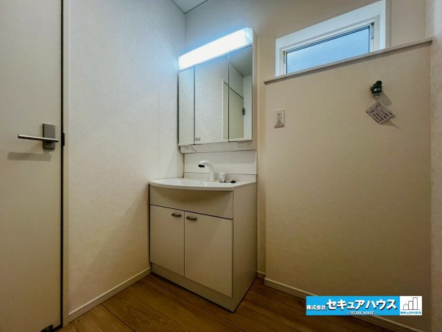 【本日ご案内可能】みよし市三好町　全2棟の独立洗面台|【洗面台】
◆鏡の裏にはたっぷりと収納スペースを標準装備！
◆電源を付属しているのでドライヤーなど利用できます。
◆洗面台下にも収納スペースがあるため、洗剤やシャンプーなどを入れられます。　　　　　　