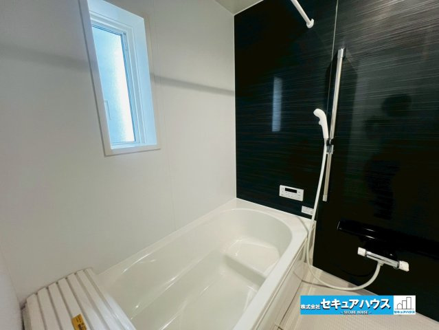 【本日ご案内可能】みよし市三好町　全2棟の浴室|【浴室】
◆アクセントパネルで落ち着きのある雰囲気を演出します。毎日の疲れを癒やすバスタイムを過ごせます。
◆窓付きでカビの繁殖を抑える効果があります。
◆好きな大きさや形の鏡を設置できます。　　　　