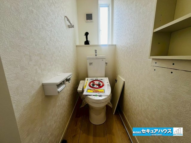 【本日ご案内可能】みよし市三好町　全2棟のトイレ|【高機能トイレ】
◆高機能トイレの多くは便器のフタの開閉が自動であり、使用後に手動で水を流す面倒もなく非常に便利です。スタイリッシュな見た目で、お掃除しやすく、節水効果が高いです。　　　　　　　　　　