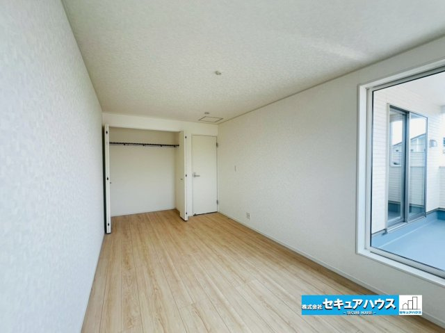 【本日ご案内可能】みよし市三好町　全2棟の洋室|【洋室8.2帖】
◆広々とした居住空間は日々の暮らしを彩り、心のやすらぎと満足感を与えてくれます。通風と採光を考慮した設計は子供たちはのびのび育ち、家族でくつろぎと団らんを生み出します。　　　　　　　
