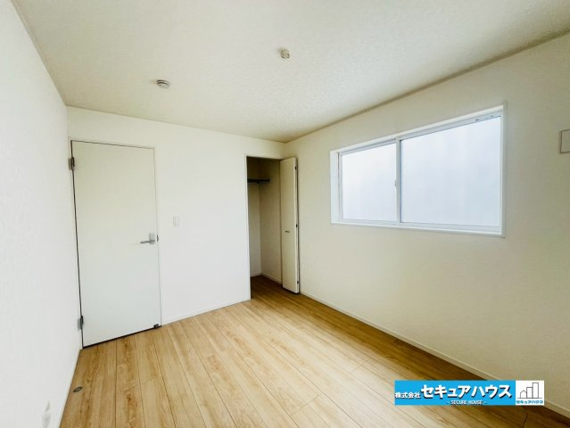 【本日ご案内可能】みよし市三好町　全2棟の洋室|【洋室6帖】
◆家族一人ひとりの大切なプライベート空間。趣味に合わせて使って頂けるようシンプルに仕上げてあります。暮らし心地を大きく左右する収納を、適材適所に配置し使い勝手を考慮しました。　　　　　　