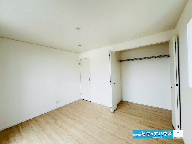 【本日ご案内可能】みよし市三好町　全2棟の洋室|【洋室7帖】
◆お子様のお部屋や主寝室、来客時の宿泊室、趣味のお部屋としてもご利用いただけます♪
◆全居室収納付きのため各居室ごとにお洋服や荷物を収納できます。　　　　　　　　　　　　　　　　　　　　