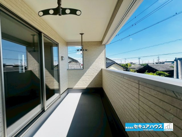 【本日ご案内可能】みよし市三好町　全2棟のバルコニー|【バルコニー】
◆見晴らしもよく、太陽の温かな温もりをめいっぱい受け止めてくれます。
太陽の光と爽やかな風を受けたお洗濯物はあっという間に乾きます。
◆急な天候の変化にも安心なインナーバルコニーです。
