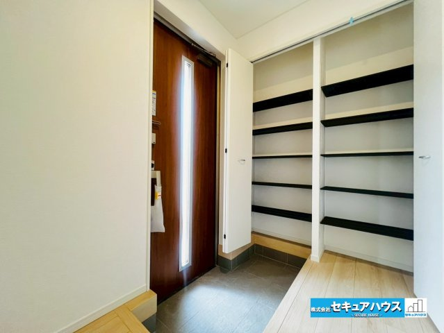 【本日ご案内可能】みよし市三好町　全2棟の玄関|【玄関】
◆光が差し込み明るいです。気分も晴れやかになりますね。
◆玄関には、収納力のあるシューズクロークがございます。可動式となっているため高さ調整可能です♪
◆ダブルロッキーで防犯面も安心です。　