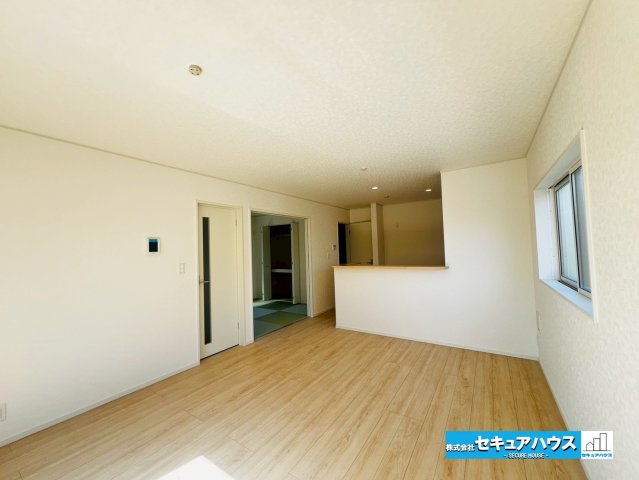 【本日ご案内可能】みよし市三好町　全2棟の居間・リビング|【LDK15帖】
◆南向き×2面の窓から採光を取り入れるため陽当たり・通風共に良好です！
◆対面式のオープンキッチンは家事をしながら家族の様子を見ることが可能◎
◆白基調のため家具も選びやすいです♪　