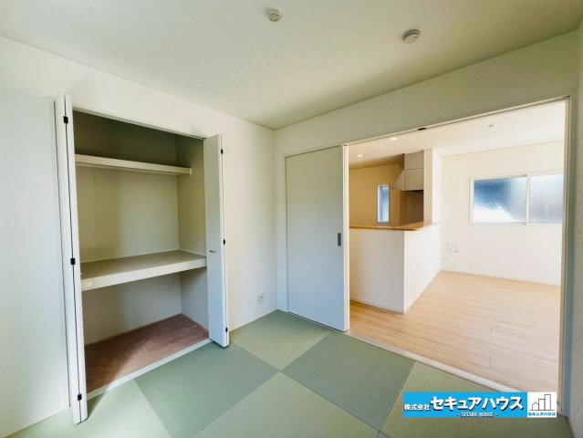 【本日ご案内可能】みよし市三好町　全2棟の和室|【和室4.5帖】
◆扉を開けてリビングと一体化すると開放感が増します。お子様の遊び場や寝転がるスペースとして利用できます。来客時には扉を閉めて客間として利用することもできるため汎用性の高いお部屋です。