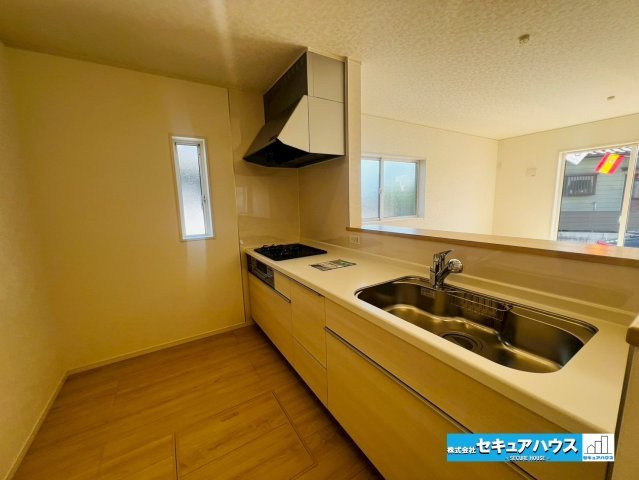 【本日ご案内可能】みよし市三好町　全2棟のキッチン|【キッチン】
◆キッチンの窓は自然光による明るさ確保、効率的な換気をすることが可能！ 日中の電気代節約にもなり、食材の鮮度や料理の彩りを確認できます。
◆床下収納があるのも嬉しいポイントです。　　　　