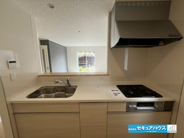 【本日ご案内可能】みよし市三好町　全2棟のキッチン|【キッチン】
◆同時にたくさんの料理が調理できる3口コンロ。「焼く・蒸す・煮る」の工程を同時進行で進めることができるので、料理を素早く作ることができます。育児でバタバタ忙しいママに嬉しい♪　　　　　　