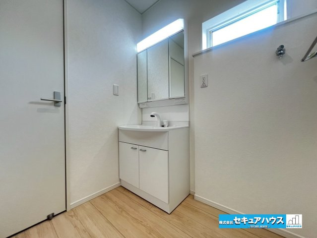 【本日ご案内可能】みよし市三好町　全2棟の独立洗面台|【洗面台】
◆鏡の裏にはたっぷりと収納スペースを標準装備！
◆電源を付属しているのでドライヤーなど利用できます。
◆洗面台下にも収納スペースがあるため洗剤やシャンプーのストックを収納できます。　　　　