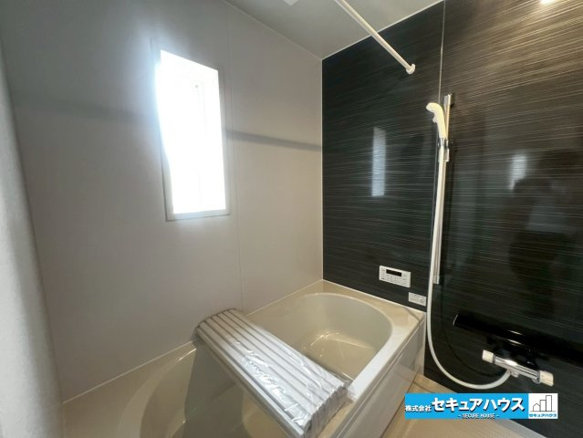 【本日ご案内可能】みよし市三好町　全2棟の浴室|【浴室】
◆アクセントパネルで落ち着きのある雰囲気を演出します。毎日の疲れを癒やすバスタイムを過ごせます。
◆窓付きでカビの繁殖を抑える効果があります。
◆自分好みの大きさや形の窓を設置可能です♪　　