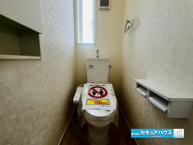 みよし市三好町　全2棟の内観：施工例|【洗面台イメージ】
◆鏡の裏にはたっぷりと収納スペースを標準装備！
◆電源を付属しているのでドライヤーなど利用できます。