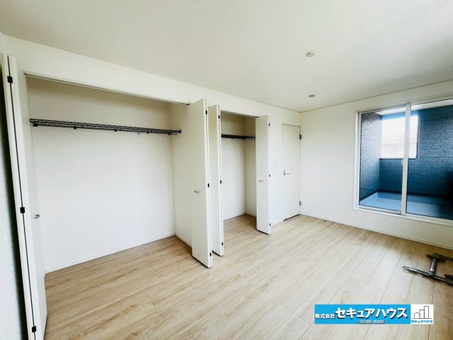 みよし市三好町　全2棟の内観：施工例|【浴室イメージ】
◆アクセントパネルで落ち着きのある雰囲気を演出します。毎日の疲れを癒やすバスタイムをお楽しみ下さい！
◆窓付きで、カビの繁殖を抑える効果があります。