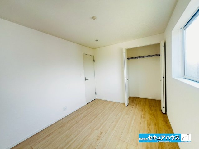 【本日ご案内可能】みよし市三好町　全2棟の洋室|【洋室6帖】
◆家族一人ひとりの大切なプライベート空間。趣味に合わせて使って頂けるようシンプルに仕上げてあります。暮らし心地を大きく左右する収納を、適材適所に配置し使い勝手を考慮しました。　　　　　　