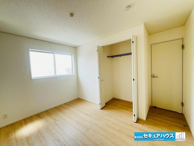 【本日ご案内可能】みよし市三好町　全2棟の洋室|【洋室6.5帖】
◆お子様のお部屋や主寝室、来客時の宿泊室、趣味のお部屋としてもご利用いただけます♪
◆全居室収納付きのため各居室ごとにお洋服や荷物を収納できます。　　　　　　　　　　　　　　　　　　