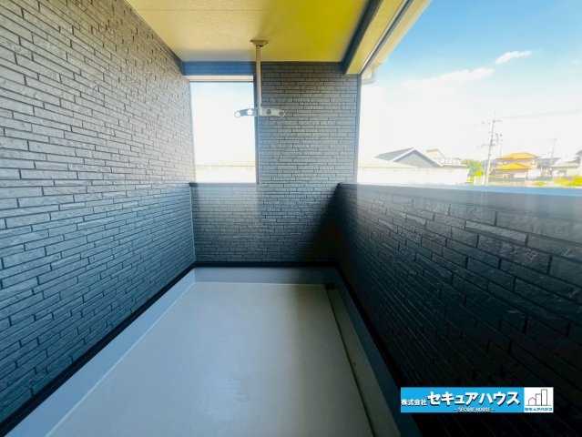 【本日ご案内可能】みよし市三好町　全2棟のバルコニー|【バルコニー】
◆見晴らしもよく、太陽の温かな温もりをめいっぱい受け止めてくれます。
太陽の光と爽やかな風を受けたお洗濯物はあっという間に乾きます。
◆急な天候の変化にも安心なインナーバルコニーです。