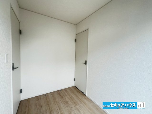 【本日ご案内可能】みよし市三好町　全2棟のその他|【多目的スペース】
◆外に出ることのできる掃き出し窓付きです。収納スペースやテレワークルームとして利用できるため汎用性の高いお部屋です。
◆洗面室と玄関に繋がる廊下に出られる2面のドア付きです。　　　