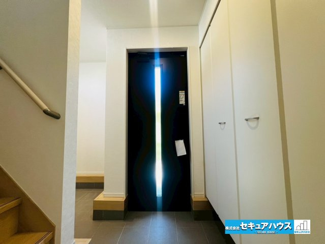 【本日ご案内可能】みよし市三好町　全2棟の玄関|【玄関】
◆光が差し込み明るいです。
◆収納力のあるシューズクロークがございます。可動式となっているため高さ調整可能です♪
◆ダブルロックキーで防犯面も安心です。　　　　　　　　　　　　　　　　　　　