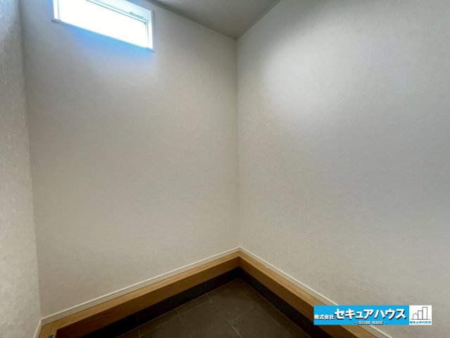 【本日ご案内可能】みよし市三好町　全2棟の収納|【玄関土間収納】
◆シューズクロークに合わせてベビーカーやゴルフバッグなどを収納できる土間スペースがございます。　　　　　　　　　　　　　　　　　　　　　　　　　　　　　　　　　　　　　　　　　　　　