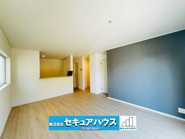 【本日ご案内可能】みよし市三好町　全2棟の居間・リビング|【LDK16.2帖】
◆アクセントクロスによりお洒落なリビングになっております。
◆対面式のオープンキッチンは、家事をしながら家族の様子が一目でわかる安心＆便利な設計です♪　　　　　　　　　　　　　　