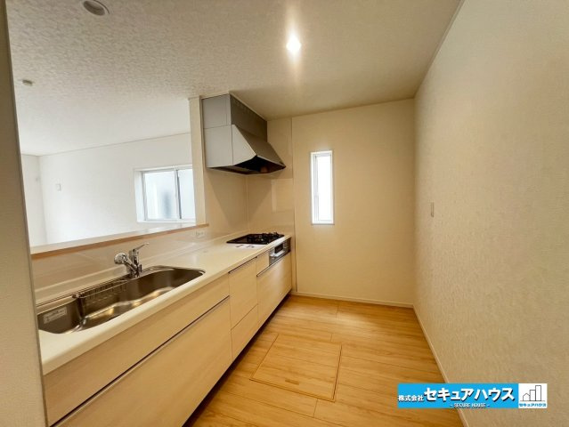 【本日ご案内可能】みよし市三好町　全2棟のキッチン|【キッチン】
◆キッチンの窓は熱気を逃し、匂いがリビングに広がるのを防ぎます。手元が自然光で照らされるため明るいところで料理できるのも魅力です。
◆床下収納には飲み物などのストックを入れることが可能！