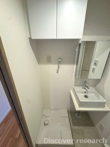 カーサ三鷹のランドリースペース|【ランドリースペース】
上部に吊戸棚が設けられているので、洗剤などを散らかることなく収納しておくことができます。