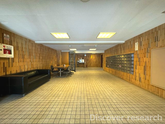 カーサ三鷹のエントランス|【エントランス】
ソファや会議ができそうな机、椅子が設けられたエントランスです。