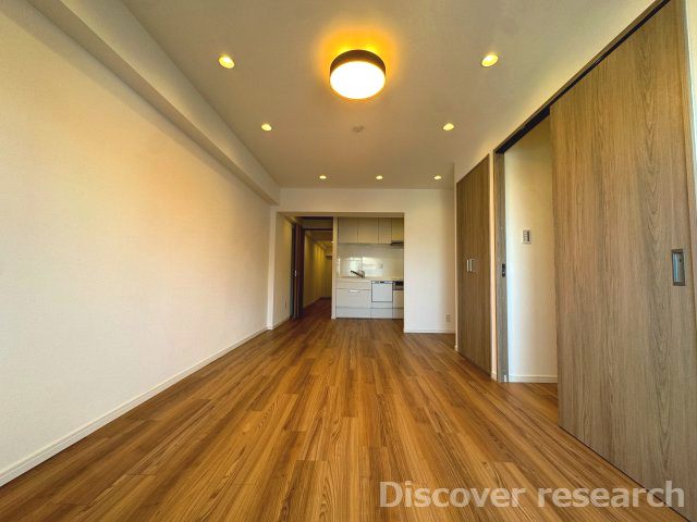 カーサ三鷹の居間・リビング|【LDK（約12.5帖）】
木目調のフローリングによって、LDKが温かみ・落ち着きのある空間になります。
