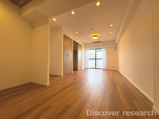 カーサ三鷹の居間・リビング|【LDK（約12.5帖）】
自然光が差し込み明るいリビングです。