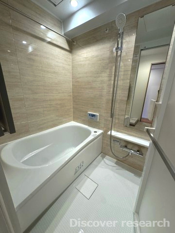 カーサ三鷹の浴室|【浴室（追焚・換気乾燥暖房機付）】
汚れが目立ちにくい壁の色です。換気乾燥暖房機付きで雨の日でも浴室で洗濯物を干すことができそうです。