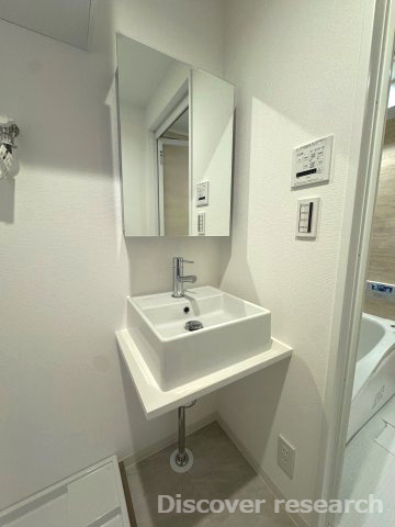 カーサ三鷹の独立洗面台|【洗面化粧台】
シンプルな洗面化粧台でオシャレになっています。下部の隙間などに収納できそうです。