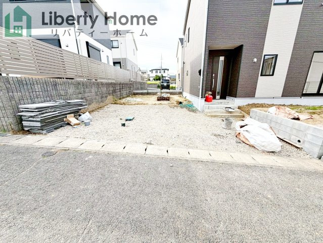 東海村村松第6　新築戸建　1号棟の前面道路含む現地写真